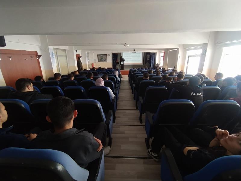 Yunus Emre Anadolu Lisesi’nde “Aile, Sosyal Medya ve Kuşaklar Arası İletişim” Konferansı